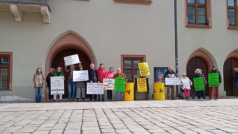 Eine kleine Gruppe traf sich am Mittwoch (2.April) in Landshut, um gegen Atomkraft zu demonstrieren. Eine kleine Gruppe traf sich am Mittwoch (2.April) in Landshut, um gegen Atomkraft zu demonstrieren.
