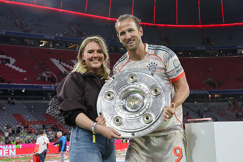 Kane mit Frau Kate und Meisterschale.