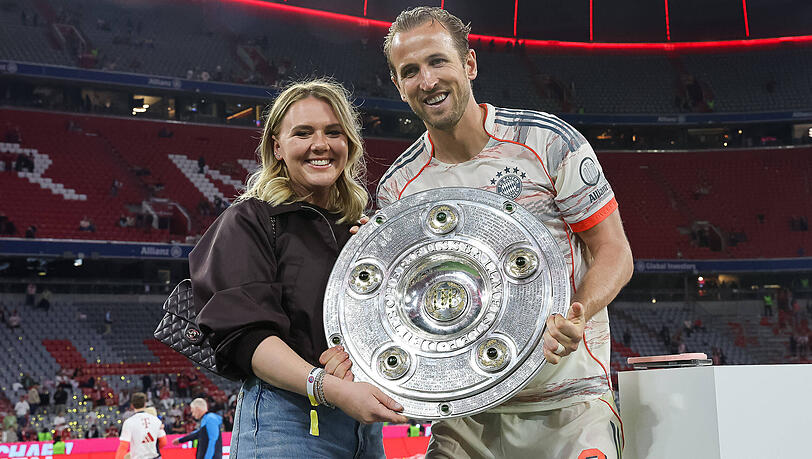 Kane mit Frau Kate und Meisterschale. Kane mit Frau Kate und Meisterschale.