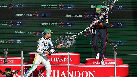 Kann Max Verstappen (r.) den Rückstand im WM-Kampf noch aufholen?