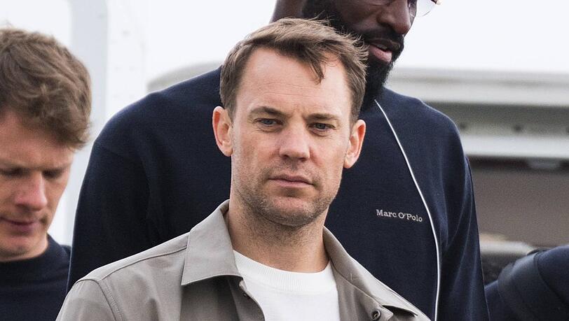 Manuel Neuer beim Abflug. Manuel Neuer beim Abflug.