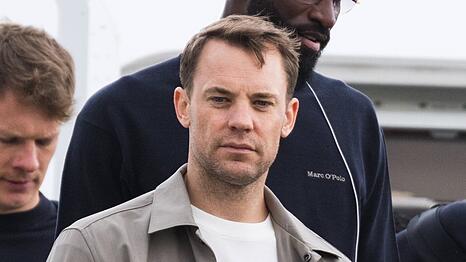 Manuel Neuer beim Abflug.