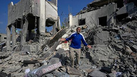 Der blutige Schlagabtausch zwischen Israel und der Hisbollah-Miliz geht weiter: H&auml;user in den Au&szlig;enbezirken der St&auml;dte Ansar sowie Deir al-Sahrani wurden getroffen.