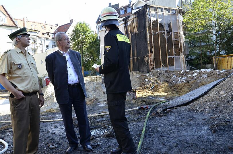 Schwabing am Tag nach der Bombensprengung: Die Spuren der Detonation sind deutlich zu erkennen, teilweise hat sie schwere Schäden verursacht. Derzeit werden die Schäden an den Gebäuden der Umgebung erfasst.
