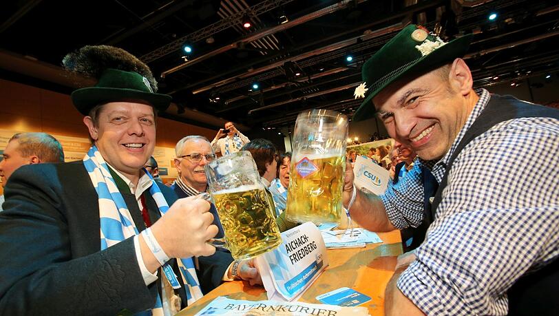 Prost - auf die CSU! In der Passauer Dreiländerhalle stimmen sich CSU-Fans auf die Reden von Horst Seehofer und Peter Gauweiler ein. Prost - auf die CSU! In der Passauer Dreiländerhalle stimmen sich CSU-Fans auf die Reden von Horst Seehofer und Peter Gauweiler ein.