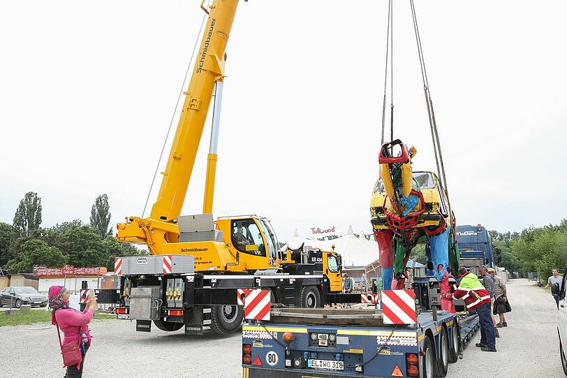 Dafür kommt ein großer Kran zum Einsatz.