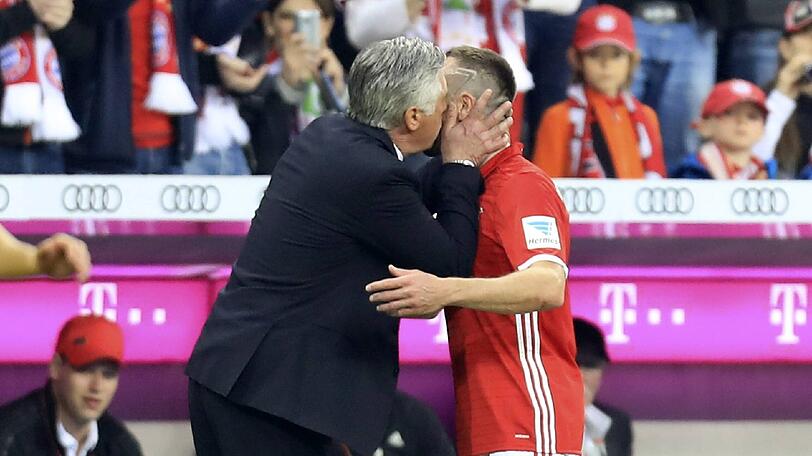 ... und drückte Ribéry einen dicken Schmatzer auf die Wange.