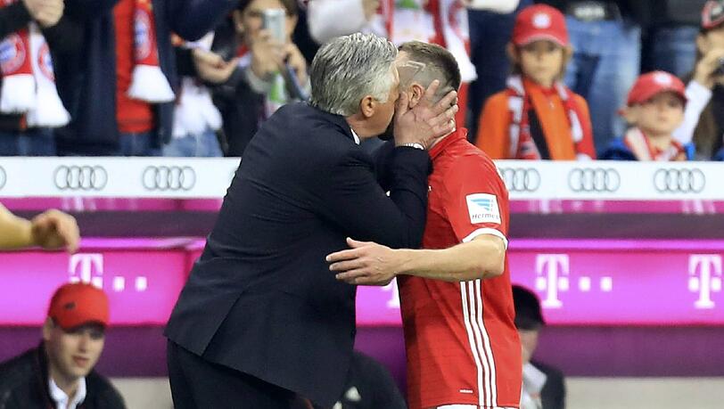 ... und drückte Ribéry einen dicken Schmatzer auf die Wange. ... und drückte Ribéry einen dicken Schmatzer auf die Wange.