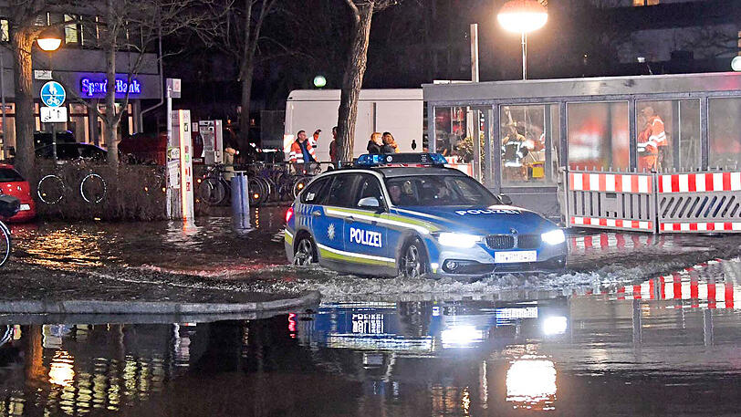 Nach Angaben des Landratsamtes war bei Bauarbeiten die Hauptwasserleitung im Ort beschädigt worden. Mehrere Keller und Tiefgaragen liefen voll, auch die Unterführung am S-Bahnhof war betroffen.