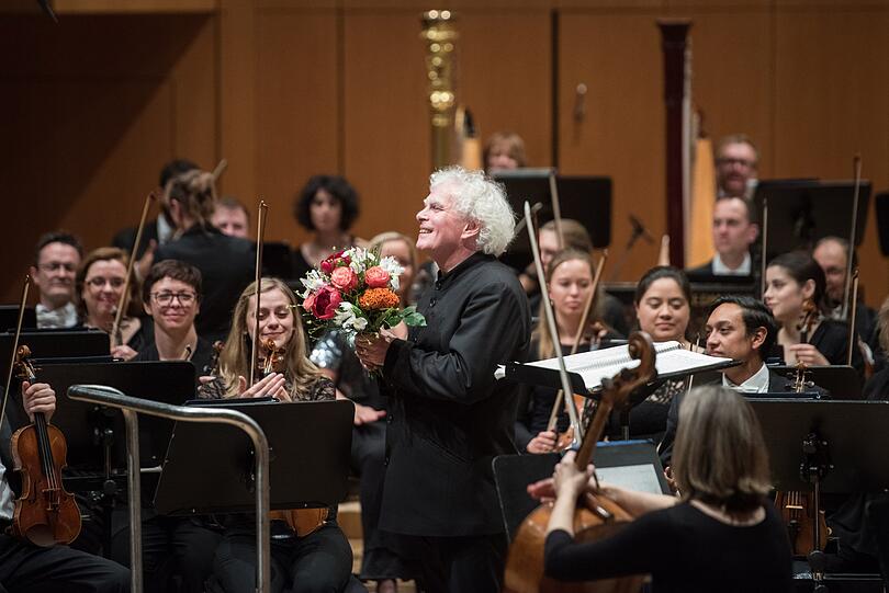 Für die relativ neuen Töne erntet Simon Rattle viel Beifall.