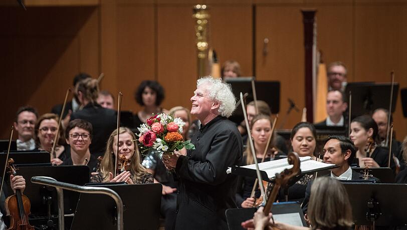 Für die relativ neuen Töne erntet Simon Rattle viel Beifall. Für die relativ neuen Töne erntet Simon Rattle viel Beifall.