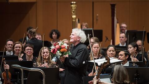 Für die relativ neuen Töne erntet Simon Rattle viel Beifall.
