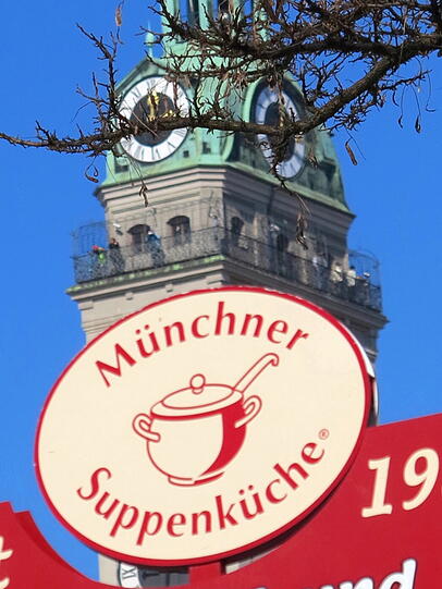 Klebt das Schild etwa am Turm?