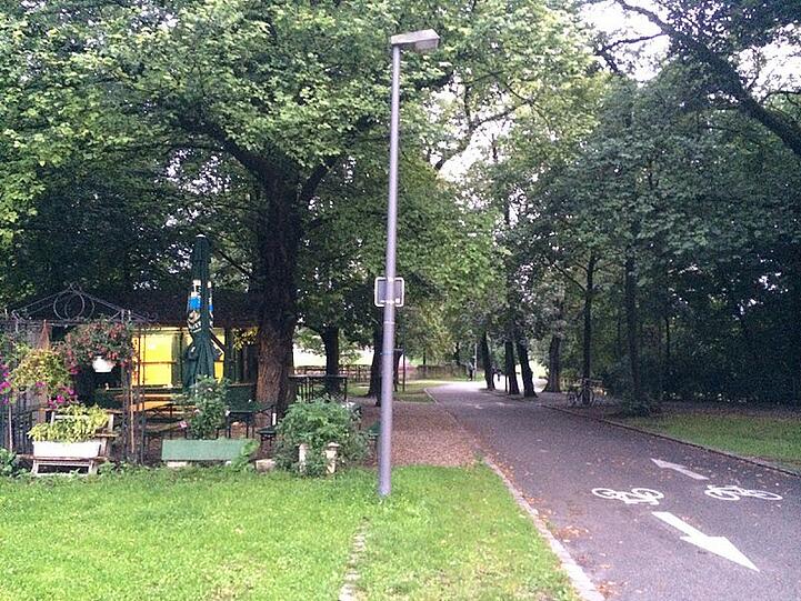 ... ein Stück entfernt hat die Stadt ein Dixi-Klo aufestellt.