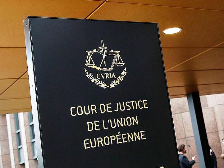 Ein Schild weist am Eingang auf den Europäischen Gerichtshof hin. Foto: Julien Warnand/EPA/Archivbild