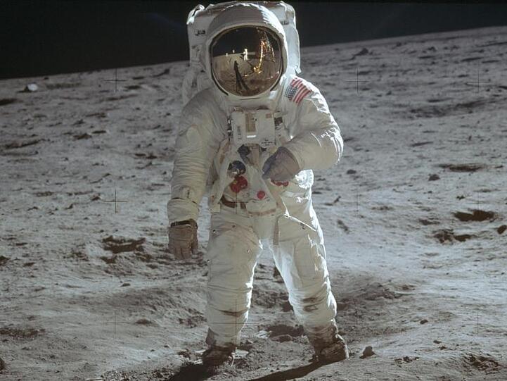 Der Astronaut Buzz Aldrin geht am 20. Juli 1969 auf der Mondoberfläche spazieren.