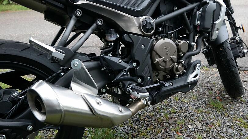 Kurzer Auspuff, solide Technik: Der Sound passt, der Viertakter leistet 26 PS.
