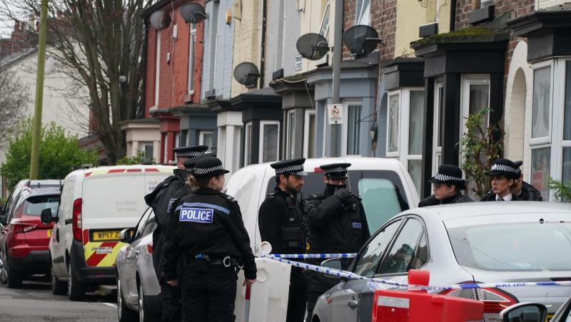 Polizisten in Liverpool: Mehrere Männer wurden nach der Explosion des Sprengsatzes festgenommen.