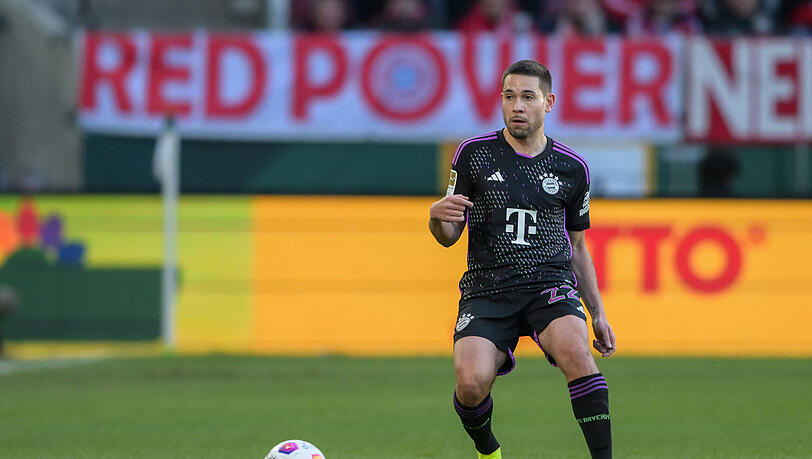 Raphael Guerreiro musste gegen Augsburg auf der rechten Abwehrseite spielen.