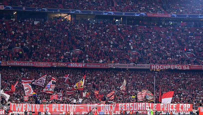 Bereits seit Jahren protestiert die aktive Fanszene des FC Bayern gegen Ticketpreise in der Champions League – wie beim Heimspiel gegen den FC Barcelona im Herbst 2022 (2:0). Bereits seit Jahren protestiert die aktive Fanszene des FC Bayern gegen Ticketpreise in der Champions League – wie beim Heimspiel gegen den FC Barcelona im Herbst 2022 (2:0).