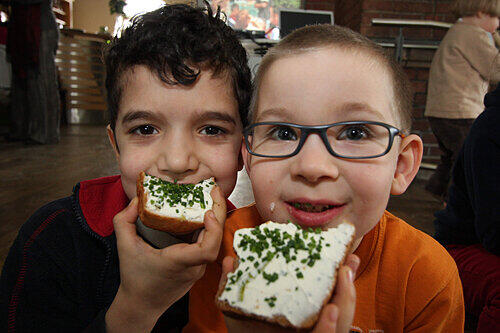 Hmmmm, das schmeckt &ndash; und ist gesund! Cem (6) und Ben (5) finden ihr Quarkbrot mit Schnittlauch in der Spiel-Pause richtig lecker. Gesunde Ernährung war ein wichtiges Thema des Aktionstages.