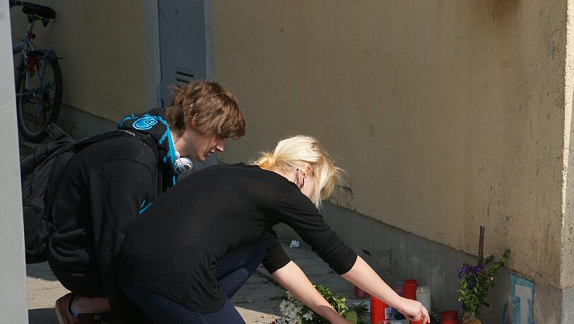 Freunde legen Blumen und Kerzen am Bahnhof in Feldkirchen nieder Freunde legen Blumen und Kerzen am Bahnhof in Feldkirchen nieder