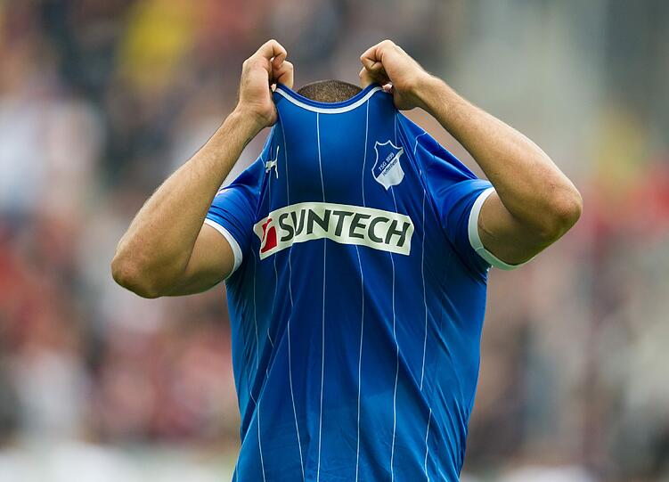 Neuzugang Eren Derdyiok versteckt sich unter seinem Trikot. Was für eine Blamage. Nach dem 0:4 im Pokal gegen den Fünftligisten Berliner AK, jetzt ein 0:4 zum Heimauftakt gegen den Aufsteiger aus Frankfurt.