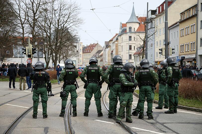 Bengalos, Chinaböller, Flaschenwürfe: FC Bayern II gegen TSV 1860 II: Die Bilder von Aufmarsch der Fans. 1000 Polizei-Beamte sind im Einsatz.