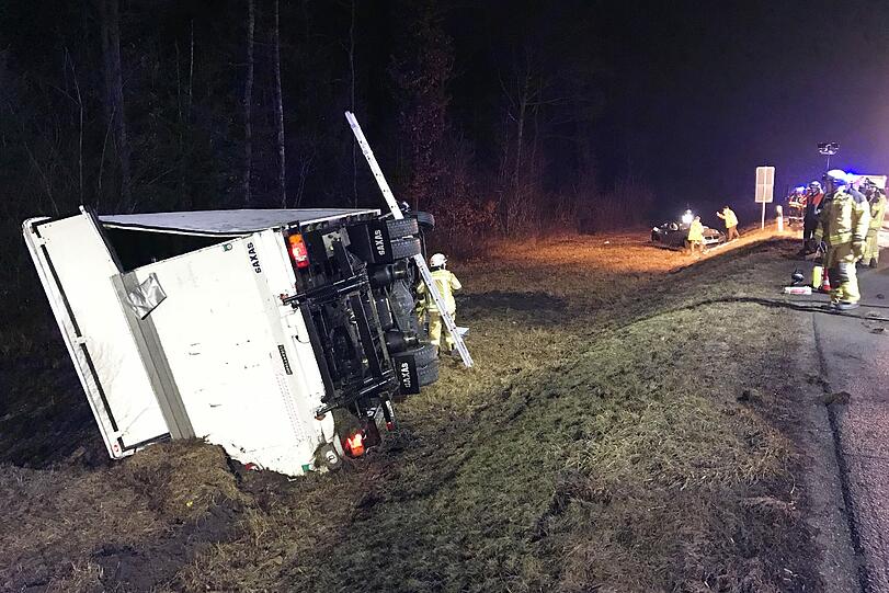 Nach der Kollision mit den Unfalltrümmern gerät ein zweiter Lastwagen ins Schlingern. Er schaukelt sich auf, kippt um und überschlägt sich mehrfach.