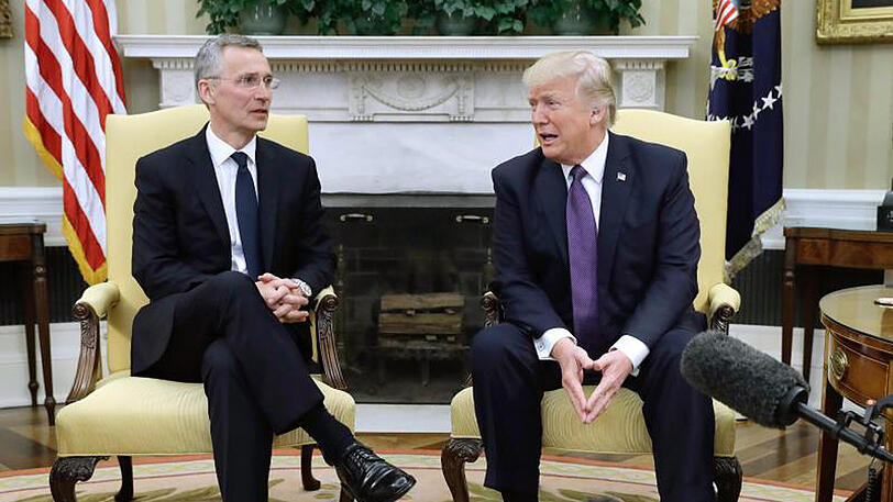 US-Präsident Donald Trump (r) und Nato-Generalsekretär Jens Stoltenberg überraschend gelöst in Washington.