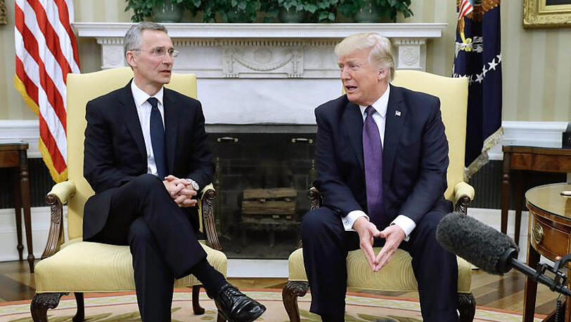 US-Präsident Donald Trump (r) und Nato-Generalsekretär Jens Stoltenberg überraschend gelöst in Washington. US-Präsident Donald Trump (r) und Nato-Generalsekretär Jens Stoltenberg überraschend gelöst in Washington.