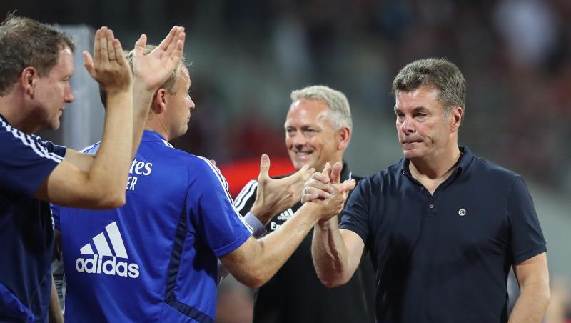 Jubelte über das 4:0 in Nürnberg, warnte aber auch: HSV-Trainer Dieter Hecking (r).