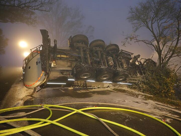 Schläuche der Feuerwehr und Löschschaum liegen vor dem Milchtransporter. Foto: Danny Jodts/zema-medien.de/dpa