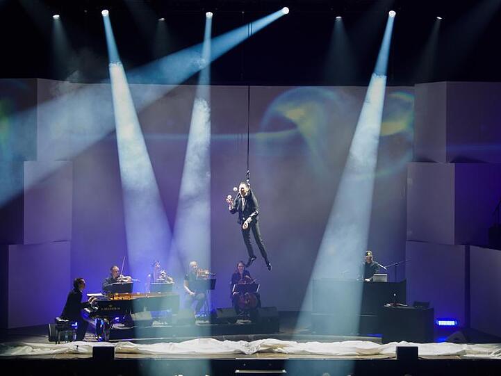 Jonglierend am Seil: Sebastian Fitzek im Berliner Tempodrom.