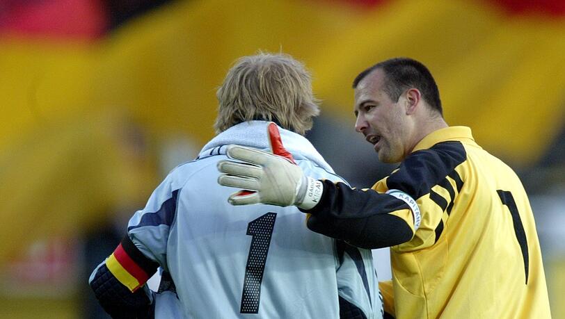 Zwei Titanen, Gábor Király und Oliver Kahn nach dem Länderspiel 2004, das Ungarn mit 2:0 für sich entschied. Zwei Titanen, Gábor Király und Oliver Kahn nach dem Länderspiel 2004, das Ungarn mit 2:0 für sich entschied.
