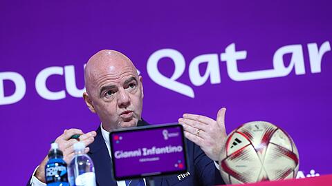 FIFA-Präsident Gianni Infantino bei der Pressekonferenz in Doha.