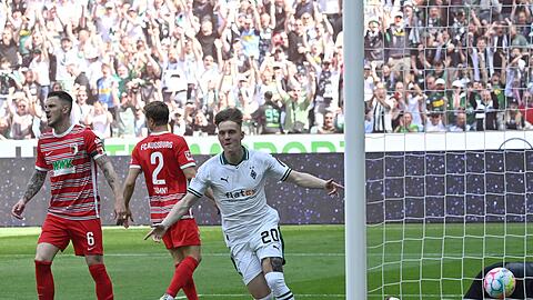 Mit einem 2:0-Heimsieg gegen den FC Augsburg verabschiedete sich die Mönchengladbacher Mannschaft um Luca Netz (2.v.r.) in die Sommerpause.