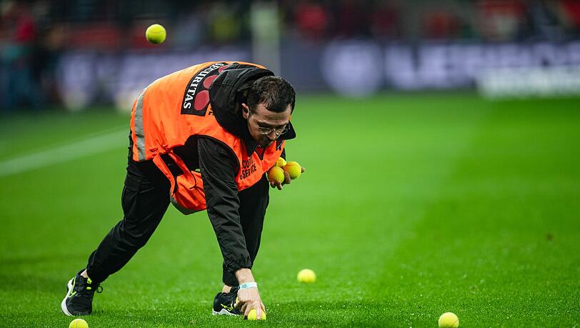 Der FC Bayern muss eine Geldstrafe zahlen, weil Zuschauer Tennisbälle auf den Platz geworfen haben.