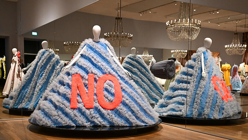 Ein klares Nein zu den Konventionen. Mit ihren Kleidern beziehen Viktor & Rolf immer Stellung. Ob kulturelle, soziale oder geschlechtsspezifische Klischees: Die beiden Designer gehen immer in den Widerstand.