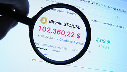 Der Bitcoin und sein Höhenflug: Doch Investitionen in Kryptowährungen bergen Risiken. Der Bitcoin und sein Höhenflug: Doch Investitionen in Kryptowährungen bergen Risiken.