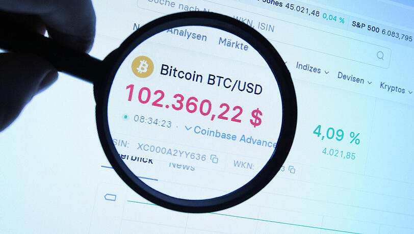 Der Bitcoin und sein Höhenflug: Doch Investitionen in Kryptowährungen bergen Risiken. Der Bitcoin und sein Höhenflug: Doch Investitionen in Kryptowährungen bergen Risiken.