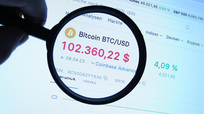 Der Bitcoin und sein Höhenflug: Doch Investitionen in Kryptowährungen bergen Risiken.