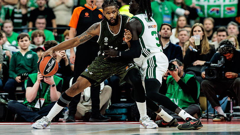 Machten in der Euroleague bereits miteinander Bekanntschaft und sind jetzt Teamkollegen: Bayern-Profi Devin Booker (links) und Neuzugang Wenyen Gabriel, hier noch im Trikot von Panathinaikos Athen. Machten in der Euroleague bereits miteinander Bekanntschaft und sind jetzt Teamkollegen: Bayern-Profi Devin Booker (links) und Neuzugang Wenyen Gabriel, hier noch im Trikot von Panathinaikos Athen.