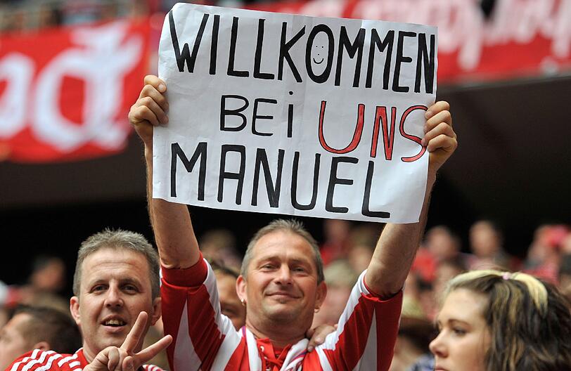 Das Lager ist gespalten: Auf der einen Seite Fans die "Pro Manuel Neuer"- Schilder in die Luft halten ...