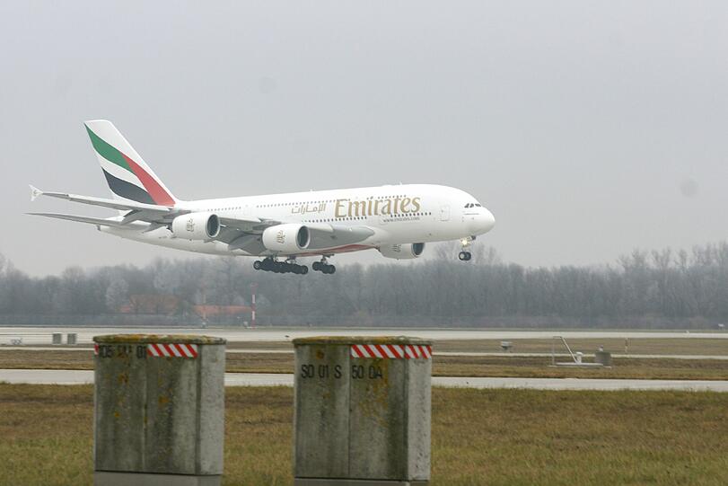Die Emirates-Maschine landete am Mittag von Dubai kommend bei diesigem Wetter auf dem Münchner Airport. Bilder vom A380 in München