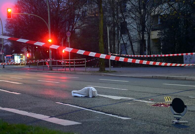 Ein Toter nach Schüssen vor Berliner Klinik - die Bilder.
