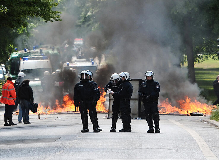 Brennende Straßenblockaden und aggressive Demonstranten: Bei einer Kundgebung von Rechtsextremisten zum "Tag der Deutschen Zukunft" kam es am Samstag in Hamburg zu schweren Ausschreitungen. Trotz eines Großaufgebots der Polizei mit mehreren tausend Beamten aus mehreren Bundesländern konnte sie Rechte und linke Gegendemonstranten nicht immer auseinanderhalten. Mehrere tausend Menschen und ein breites Bündnis aus Parteien, Gewerkschaften, Vereinen, Kirchen und anderen gesellschaftlichen Organisationen hatten sich gegen die rechte Kundgebung formiert.