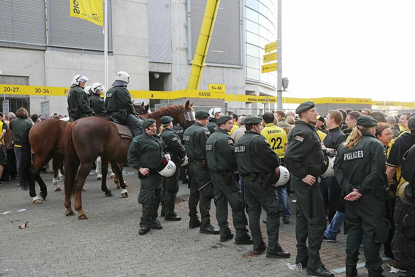 &bdquo;Dortmunder und Schalker Gewalttäter haben unser Sicherheitskonzept bewusst unterlaufen, um die gewalttätigen Auseinandersetzungen mit Unbeteiligten und dem Gegner zu suchen&ldquo;