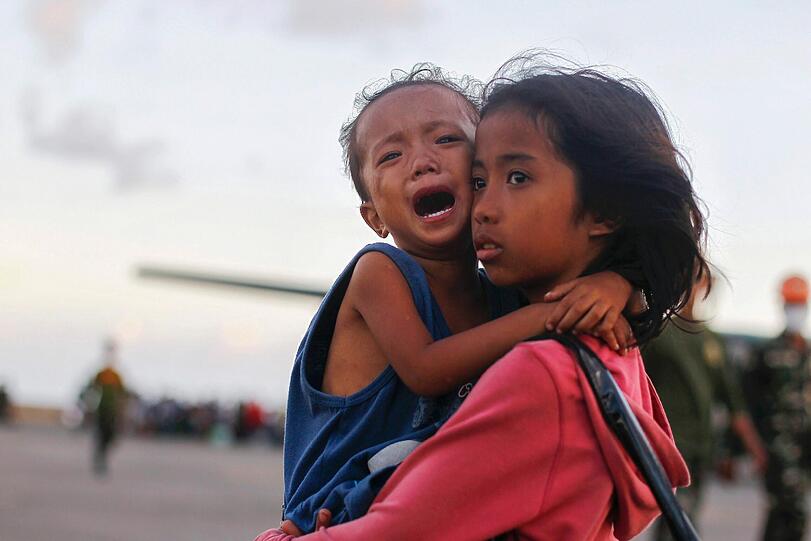 Das Elend auf den Philippinen steigt ins Unermessliche. Auch Hilfsgüter und Ärzte aus Bayern sind in die Kriesenregion Tacloban geflogen.