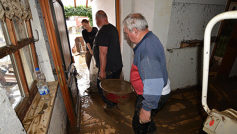 Anzenkirchen packt an: Einen Tag nachdem die braune Brühe das Dorf überspülte, ist die Solidarität unter den Bürgern riesig.